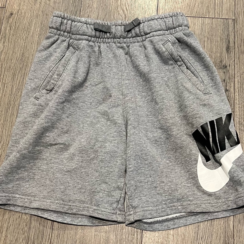 Boys' Nike Sportswear HBR Club Fleece Lounge Shorts XSmall Carbon Heather/Smoke - Picture 4 of 7
